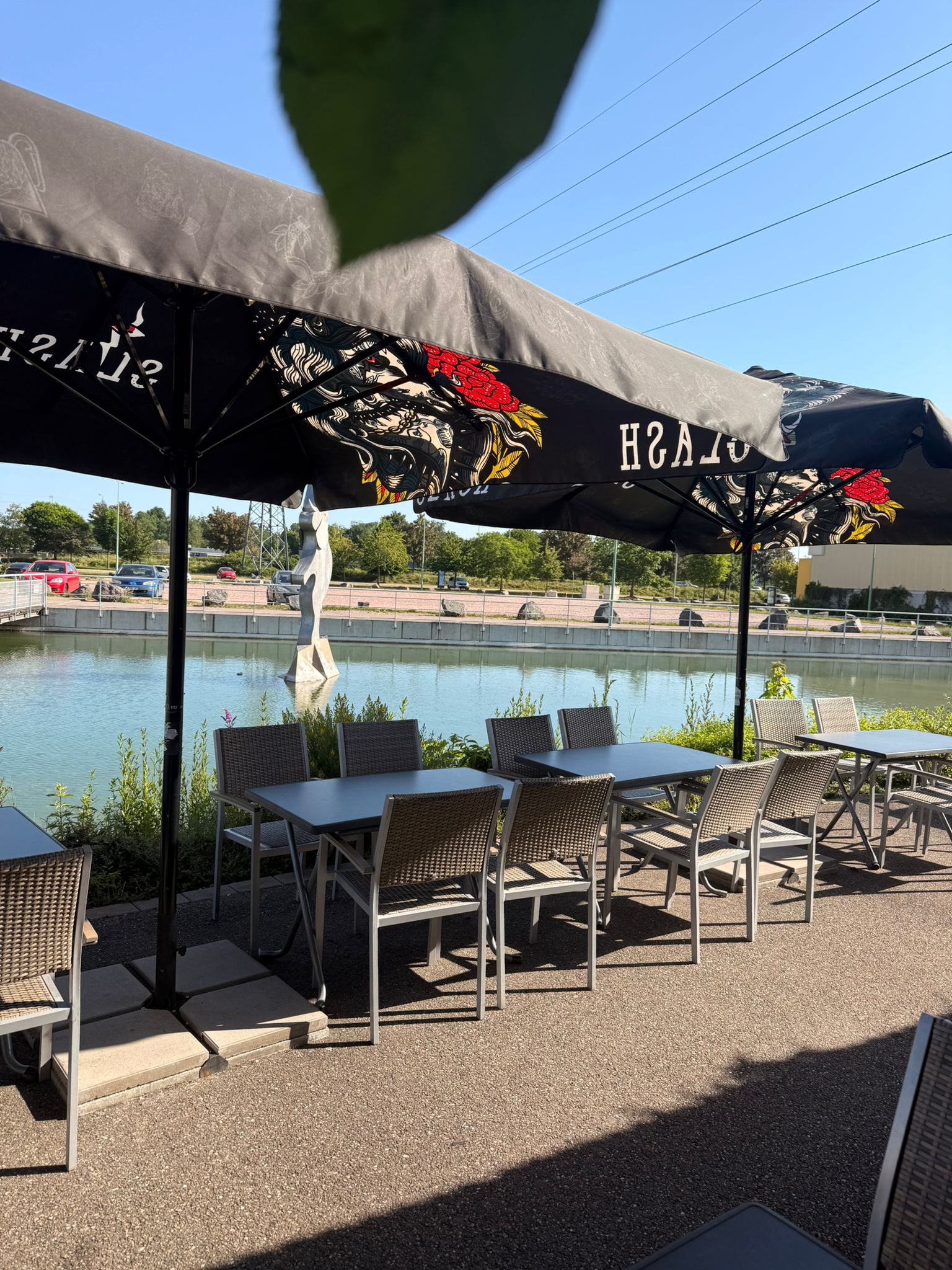 La terrasse de La Guinguette au bord de l'eau