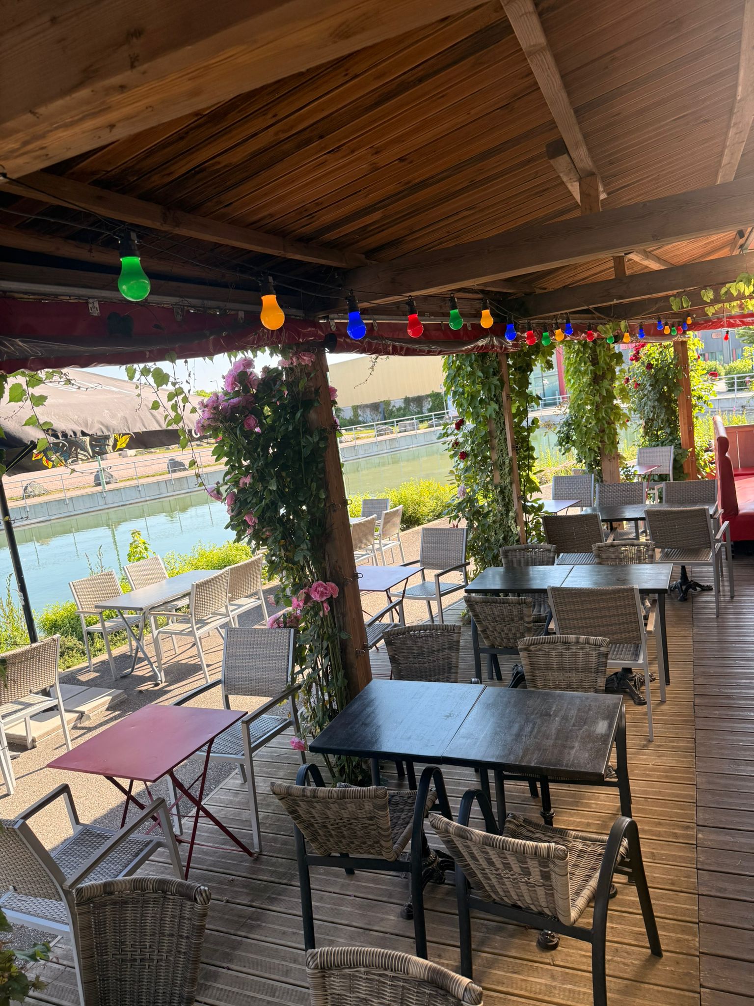 La terrasse au bord de l'eau